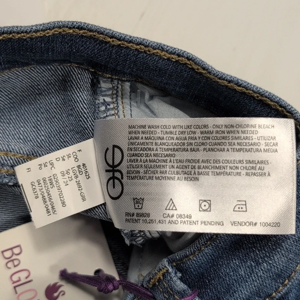 Gloria Vanderbilt Amanda Slimming Tapered Leg Jeans Blue 18W Short NWT - Picture 12 of 13